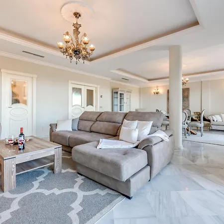 Apartment Spacious 6 Bdrm - Golf Lover's Paradise Marbella