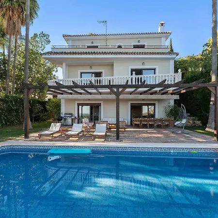 Spacious 6 Bdrm - Golf Lover's Paradise Apartment *