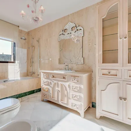 Spacious 6 Bdrm - Golf Lover's Paradise Apartment *