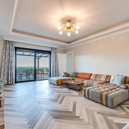 Spacious 6 Bdrm - Golf Lover's Paradise Marbella