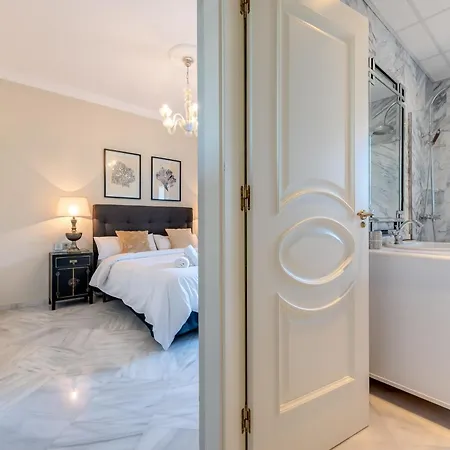 Spacious 6 Bdrm - Golf Lover's Paradise Apartment
