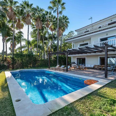 Spacious 6 Bdrm - Golf Lover's Paradise Apartment *
