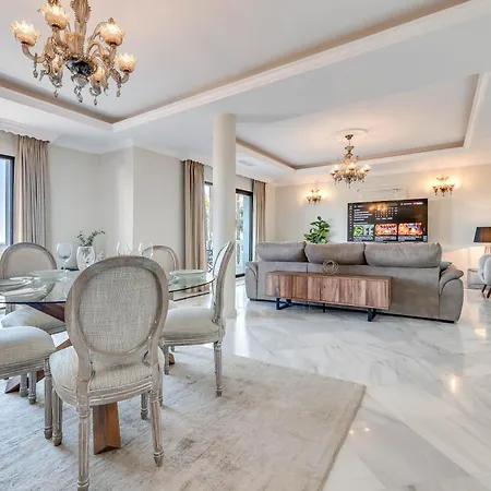 Spacious 6 Bdrm - Golf Lover's Paradise Apartment *