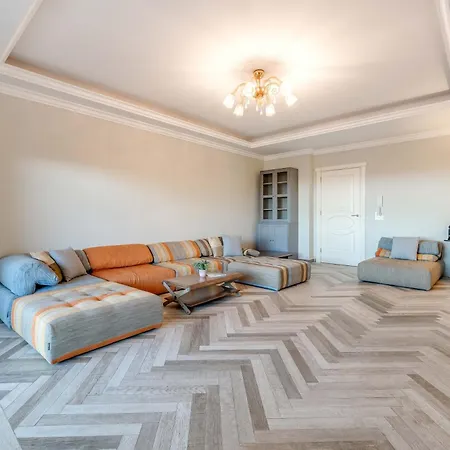 Spacious 6 Bdrm - Golf Lover's Paradise Apartment *